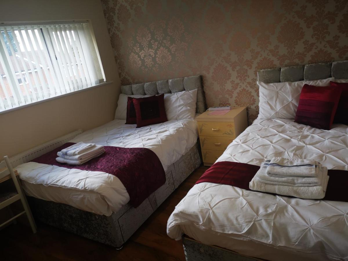Brigstock Holidays House Manchester Ngoại thất bức ảnh