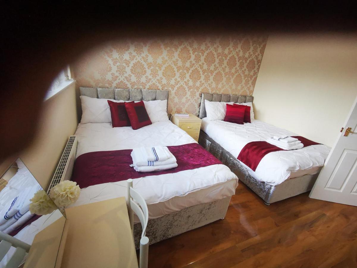 Brigstock Holidays House Manchester Ngoại thất bức ảnh