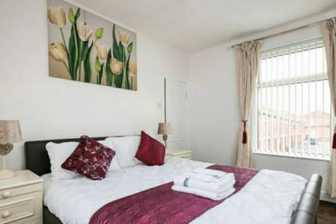 Brigstock Holidays House Manchester Ngoại thất bức ảnh