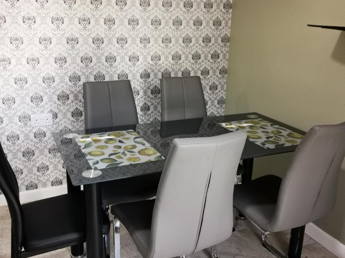 Brigstock Holidays House Manchester Ngoại thất bức ảnh