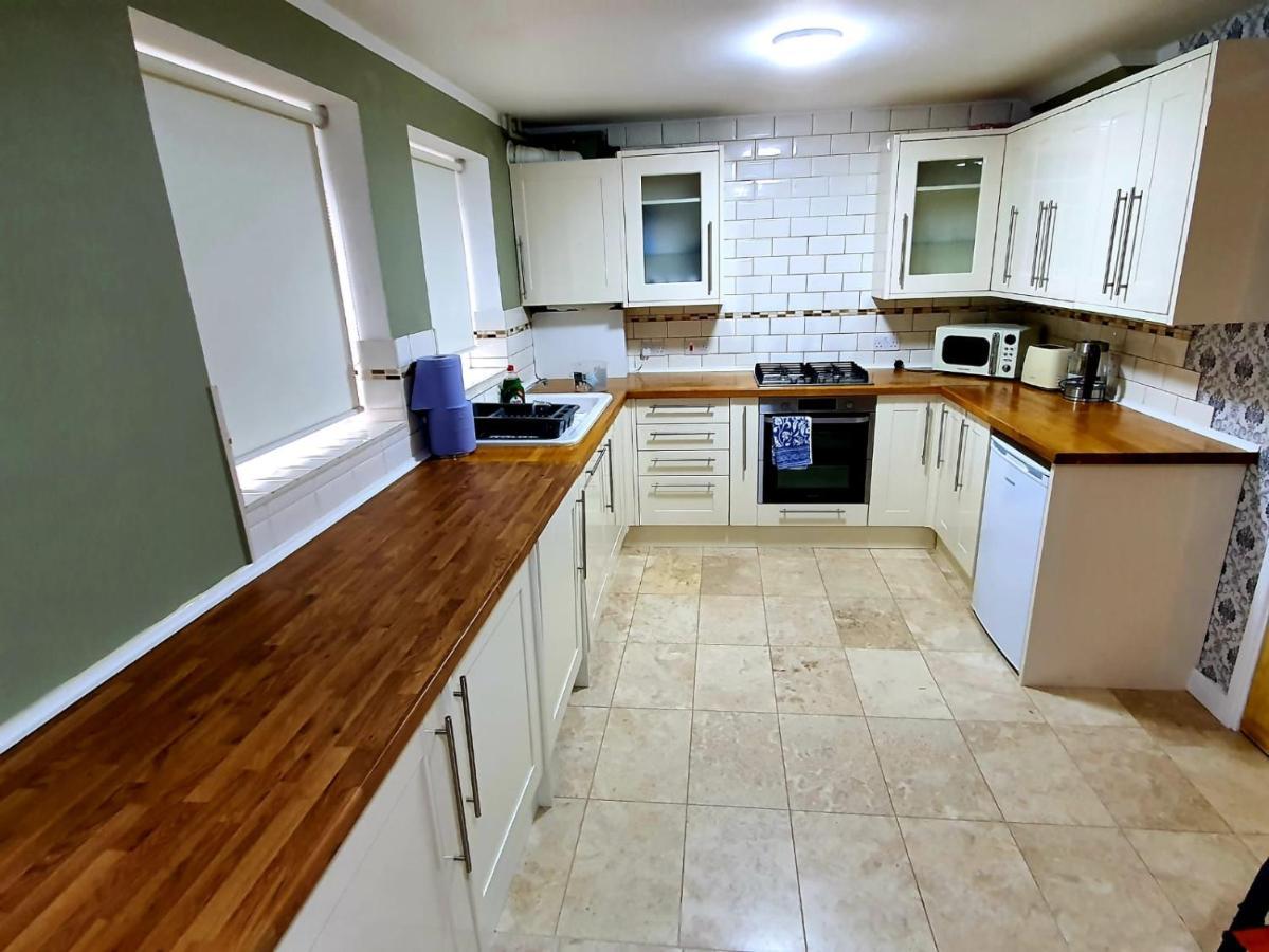 Brigstock Holidays House Manchester Ngoại thất bức ảnh