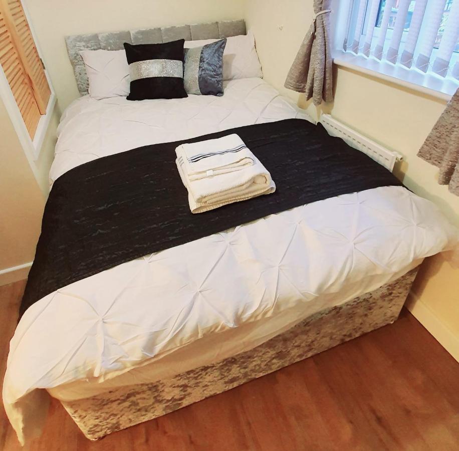 Brigstock Holidays House Manchester Ngoại thất bức ảnh
