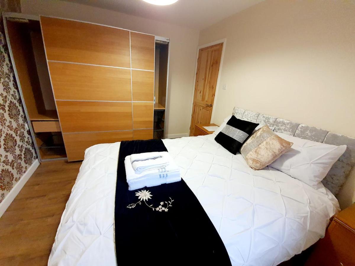 Brigstock Holidays House Manchester Ngoại thất bức ảnh