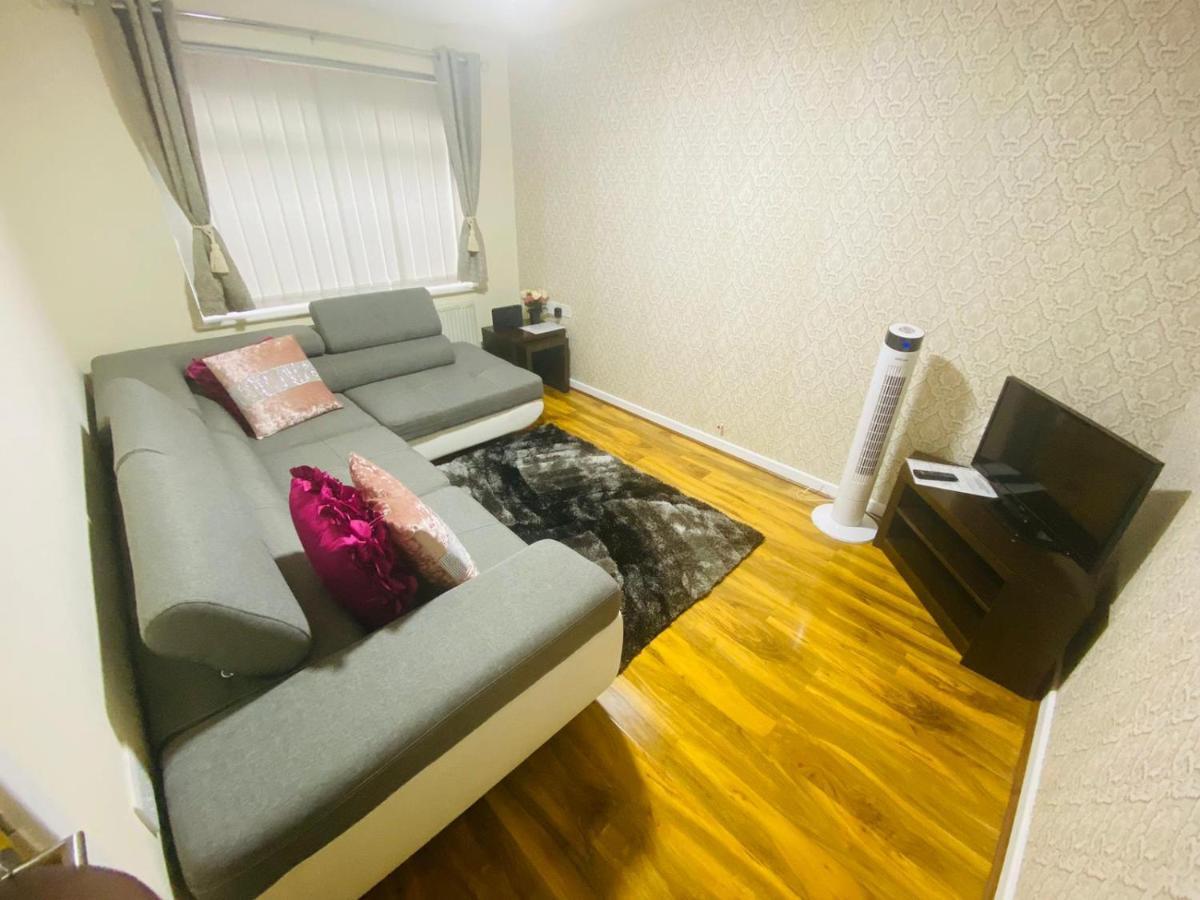 Brigstock Holidays House Manchester Ngoại thất bức ảnh