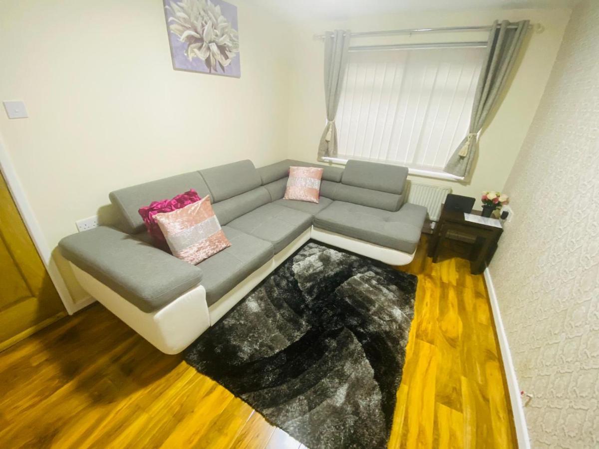 Brigstock Holidays House Manchester Ngoại thất bức ảnh
