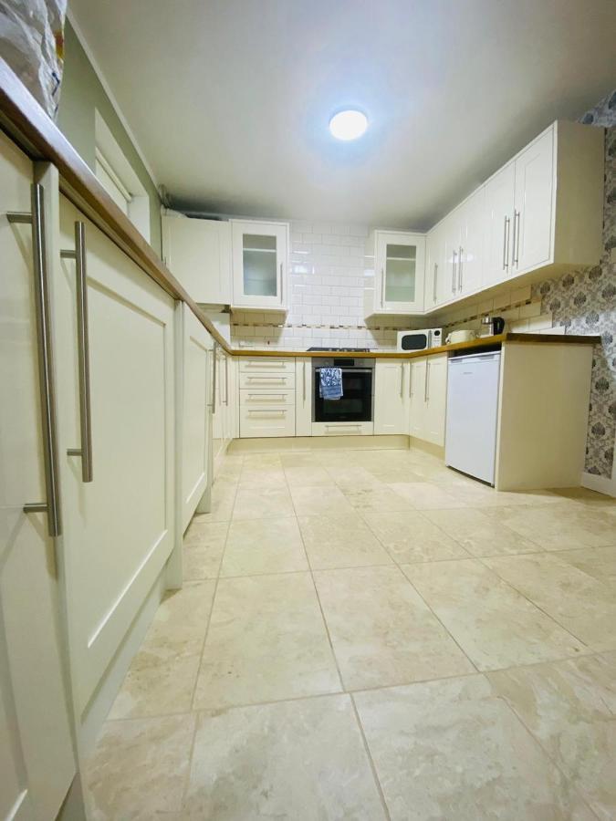 Brigstock Holidays House Manchester Ngoại thất bức ảnh